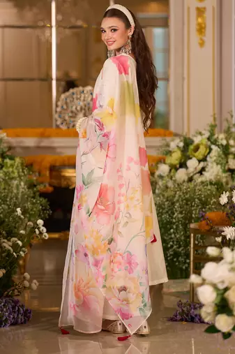 White embroidered silk blend kurta trouser dupatta set