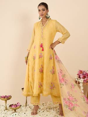 Yellow embroidered organza kurta trouser dupatta set 4