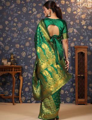 Green ethnic motif woven deisgn zari banarasi saree 4