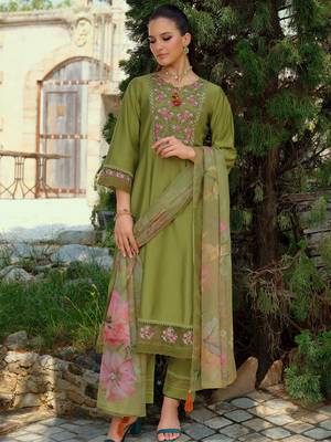 Green embroidered liva kurta trouser dupatta set 4