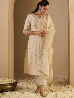 Off white embroidered liva kurta trouser dupatta set 4