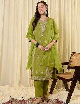 Green embroidered silk blend kurta trouser dupatta set 4
