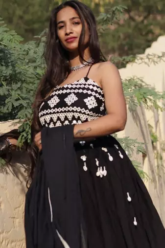 Black-mirror-gujarati-blouse-dupptta-and-lehanga-kj0674