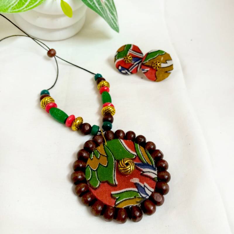 Green fabric wooden beads neckset