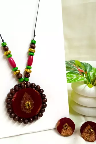 Maroon fabric wooden beads neckset