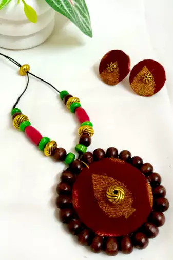 Maroon fabric wooden beads neckset