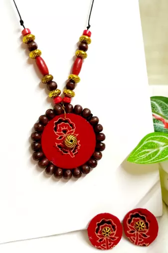 Red fabric wooden beads neckset