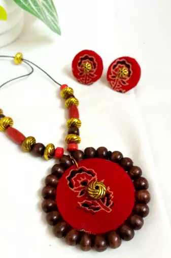 Red fabric wooden beads neckset
