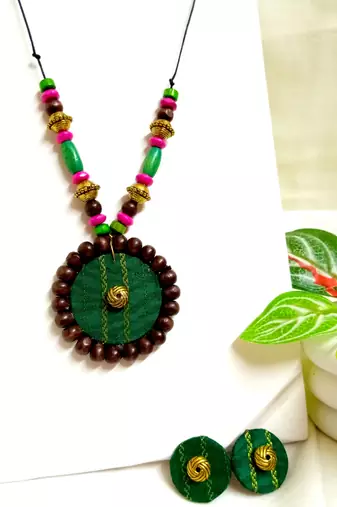 Green fabric wooden beads neckset