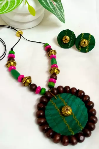 Green fabric wooden beads neckset