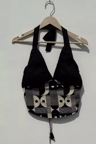 Black-abstract-stuffed-halter-top-kj10433