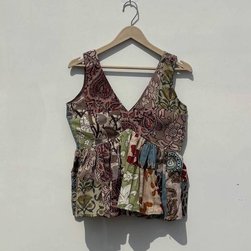 Light-multicolor-ptach-deep-neck-cut-sleeves-removable-pads-top-kj10435