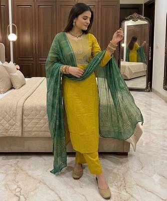 Dark-yellow silk blend embroidered kurta set 3