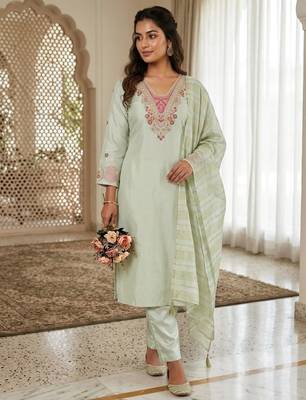 Light-green silk blend embroidered kurta set 1