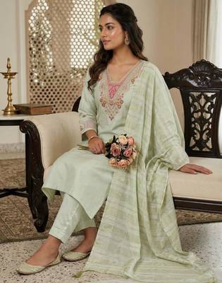 Light-green silk blend embroidered kurta set 3
