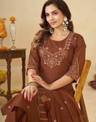 Embroidered cotton kurta with pant & dupatta set for women 3