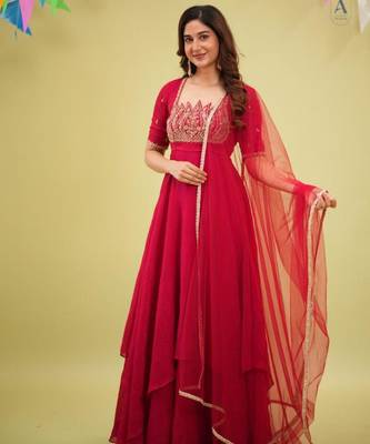 Red silk blend embroidered flared gown set 2