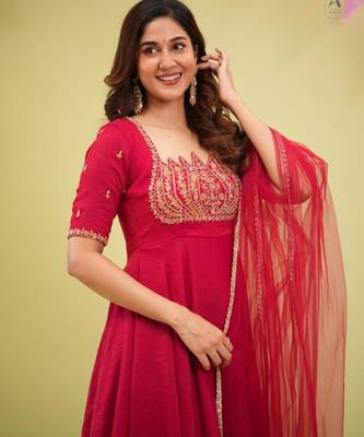 Red silk blend embroidered flared gown set 4