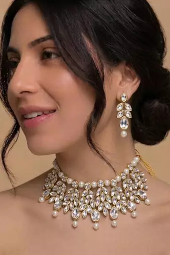 Off-white pearl statement choker set