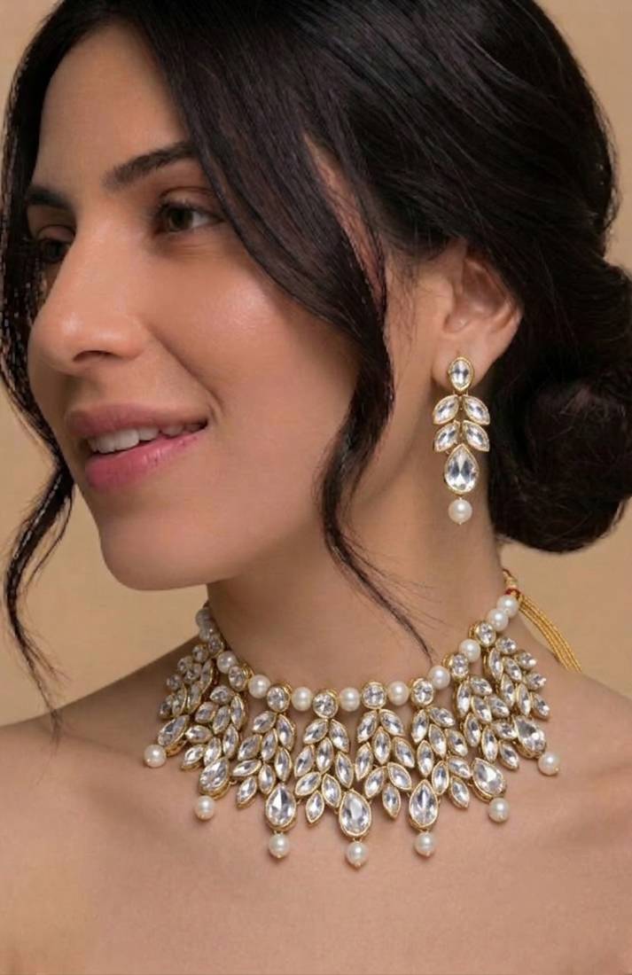 Off-white pearl statement choker set
