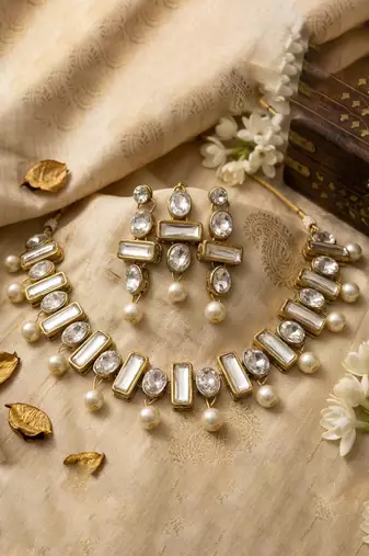 Gold oval kundan statement necklace set