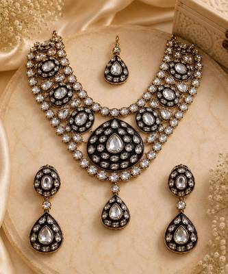Gold plated kundan polki necklace set with maang tikka and earrings 2
