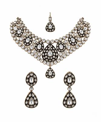 Gold plated kundan polki necklace set with maang tikka and earrings 3