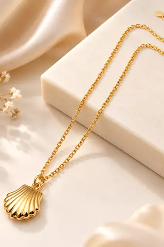 Anti-Tarnish Golden Seashell Charm Neck Chain – Elegant Ocean-Inspired Pendant Jewellery