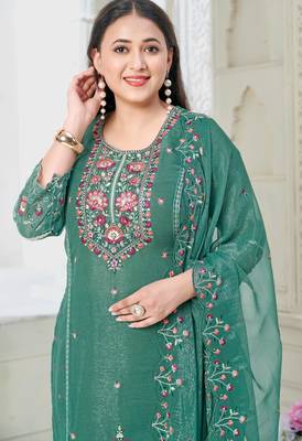 Green shimmer embroidered kurta set 1