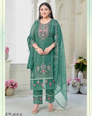 Green shimmer embroidered kurta set 2