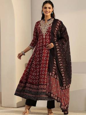 Women ethnic motifs printed regular kurta with trousers & with dupatta 1