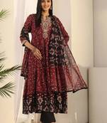 Women ethnic motifs printed regular thread work kurta with trousers & with dupatta