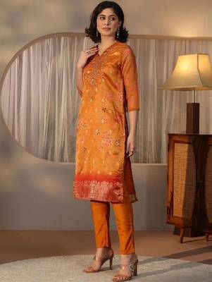 Women floral printed regular kurta with trousers & with dupatta 2
