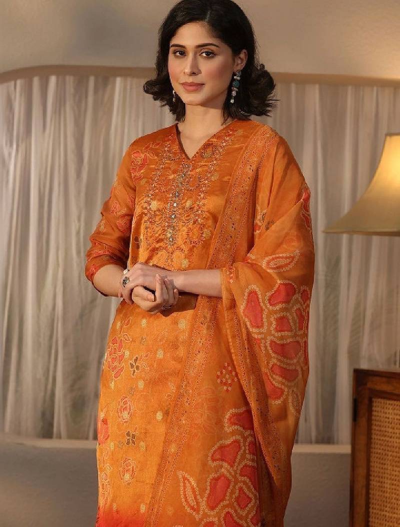 Women floral printed regular kurta with trousers & with dupatta