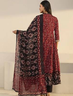Women ethnic motifs printed regular thread work kurta with trousers & with dupatta 2