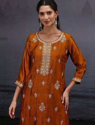 Women ethnic motifs embroidered regular kurta with trousers & dupatta 3