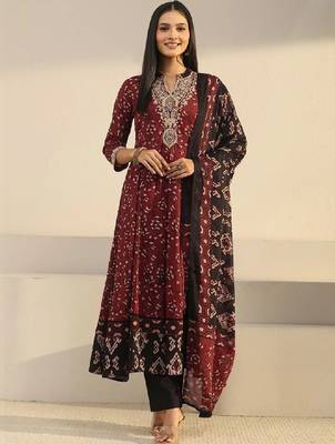 Women ethnic motifs printed regular thread work kurta with trousers & with dupatta 4