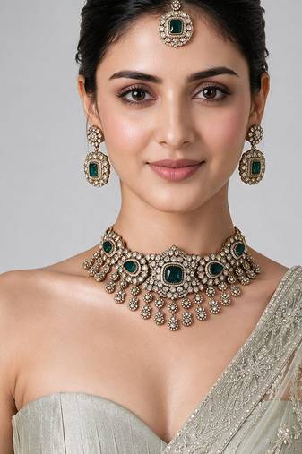Gold plated emerald green polki kundan necklace set with maang tikka