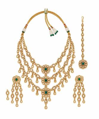 Gold plated emerald green kundan layered necklace set with maang tikka 2