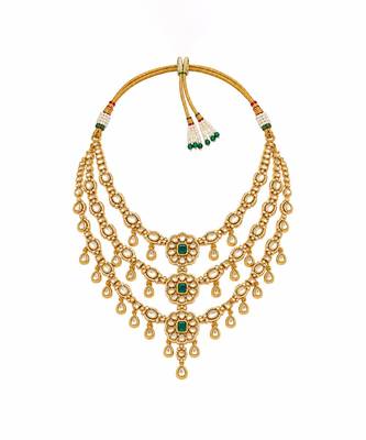 Gold plated emerald green kundan layered necklace set with maang tikka 3