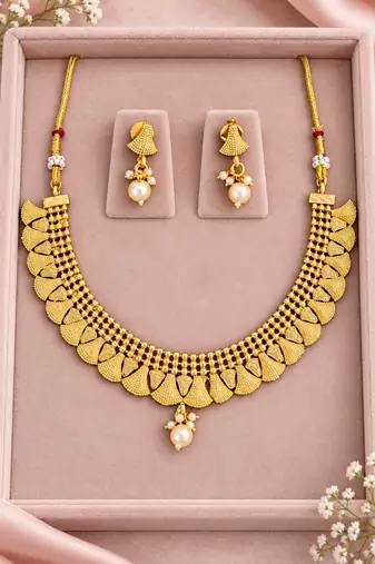 Gold-plated necklace set in gold - traditional style
