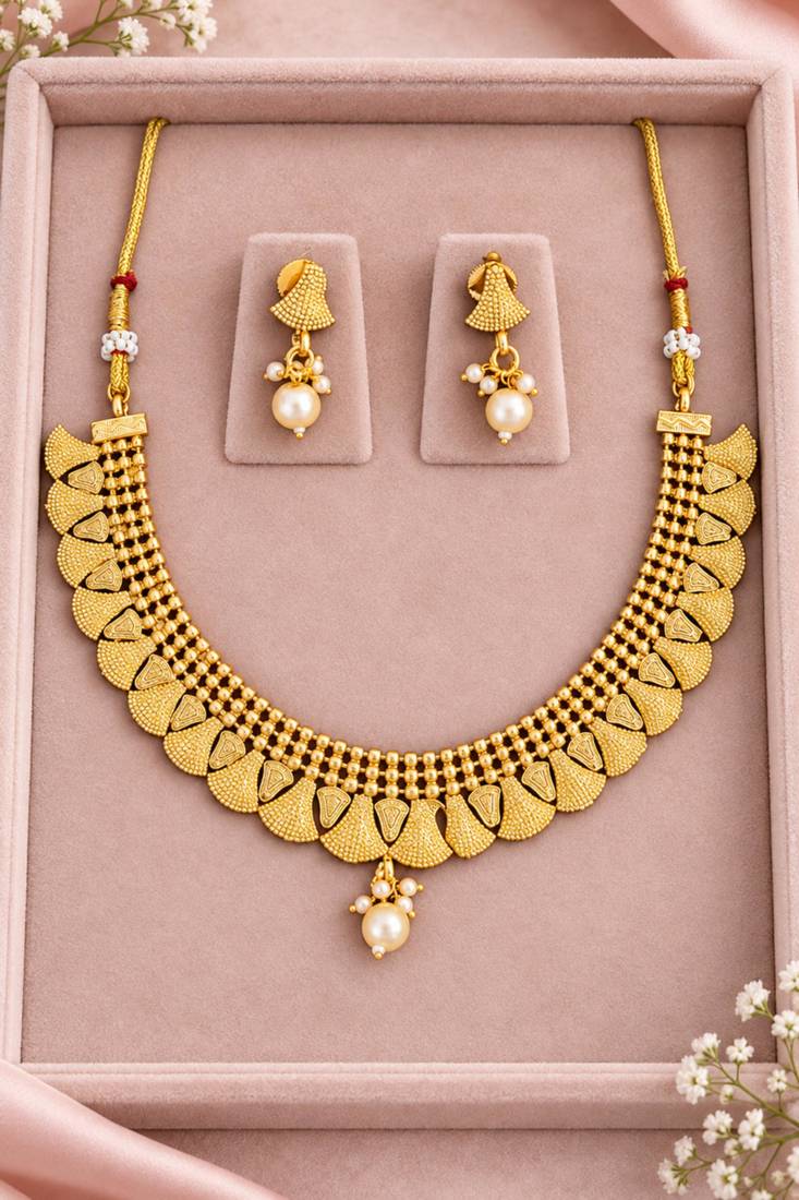 Gold-plated necklace set in gold - traditional style
