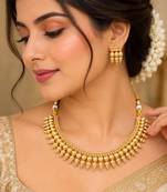 Gold-plated necklace set in gold - contemporary style