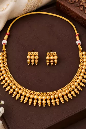 Gold-plated necklace set in gold - contemporary style