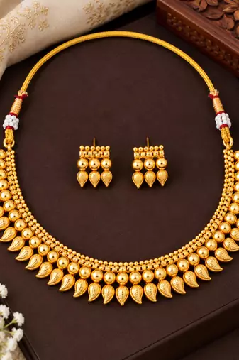 Gold-plated necklace set in gold - contemporary style