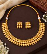 Gold-plated necklace set in gold - contemporary style