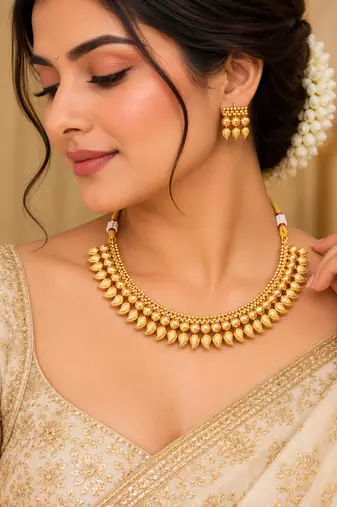 Gold-plated necklace set in gold - contemporary style