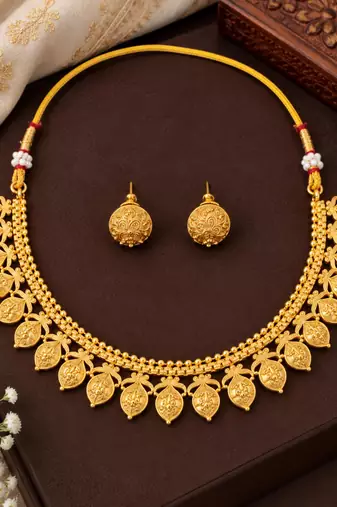 Gold-plated necklace set in gold - traditional style