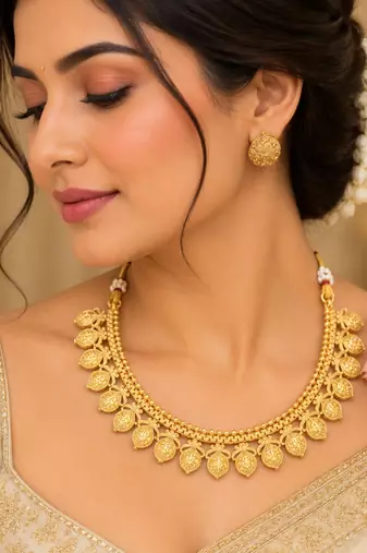 Gold-plated necklace set in gold - traditional style