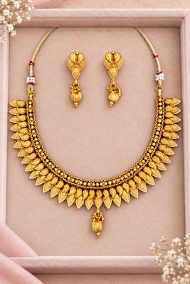Gold-plated necklace set in golden - traditional style 1